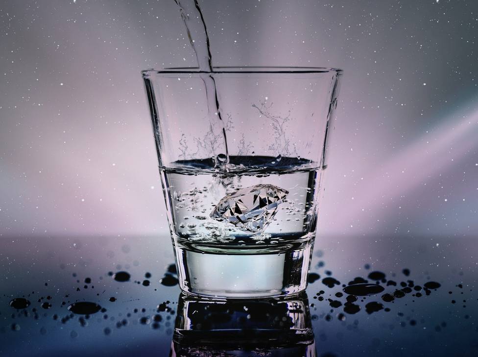 ¿Qué ocurre si tomo agua con gas a diario en vez de agua mineral?