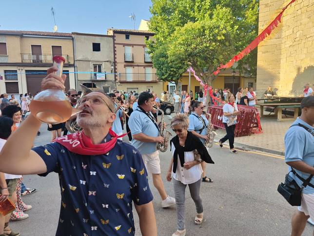 admiración Incorrecto Aliviar El PR pide permitir el acceso al cohete con botas de vino pero el  Ayuntamiento dice no - Logroño - COPE