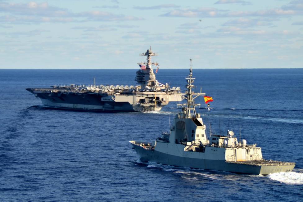 La fragata española, en primer término, acompañando al portaaviones americano - FOTO: Armada