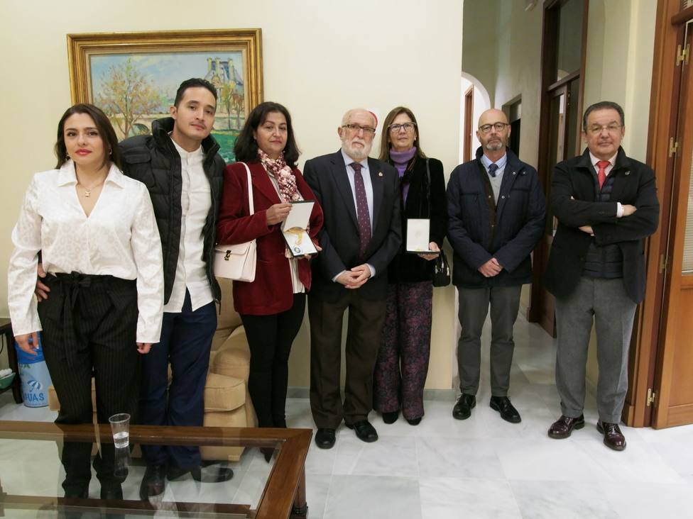 Participantes en el acto de entrega de distinciones en el Colegio de Médicos de Cádiz