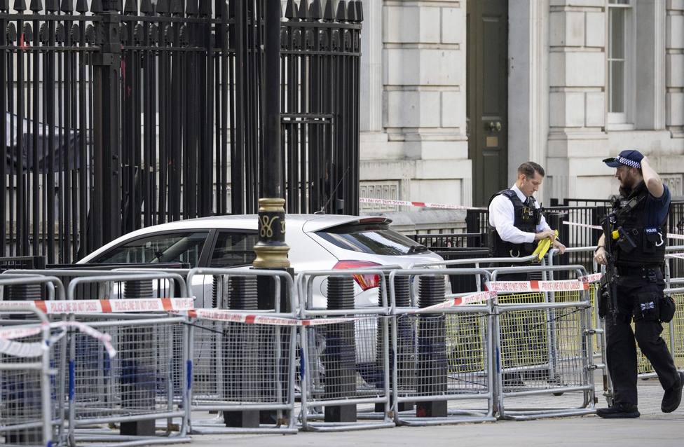 Car crashed at the gates of Downing Street