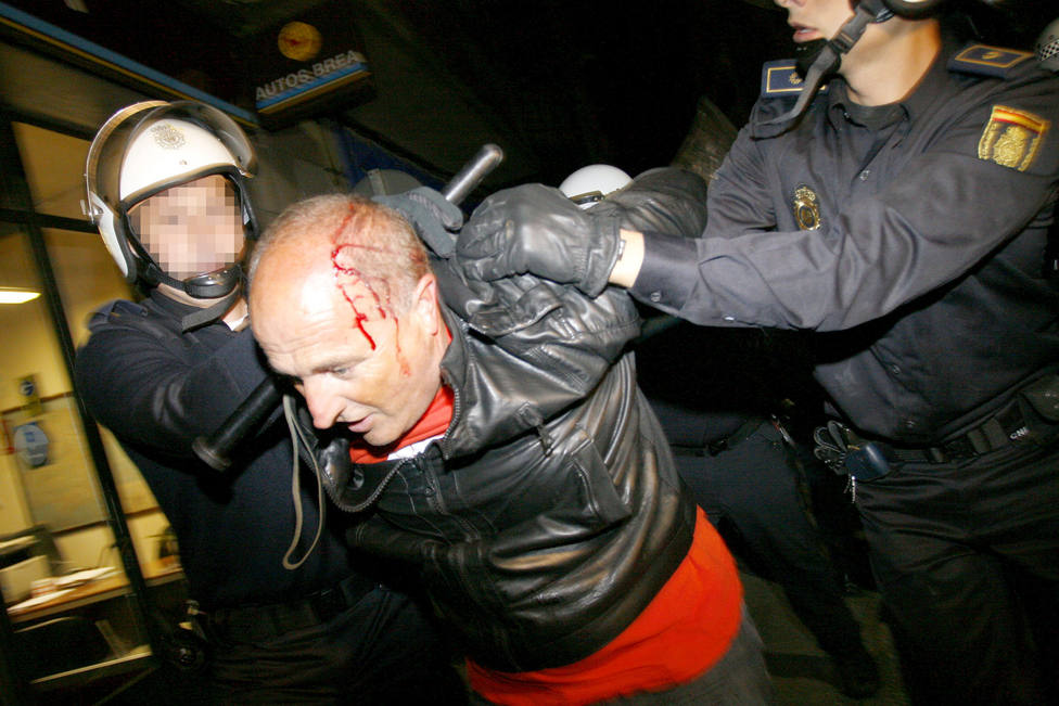 López Pintos macha detenido y con heridas en la cabeza tras los disturbios - FOTO: Efe-Kiko Delgado