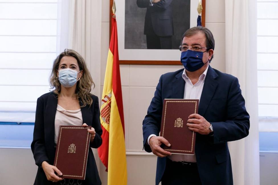 Raquel Sánchez, ministra de Transportes, y Guillermo Fdez. Vara, presidente de Extremadura (Archivo)