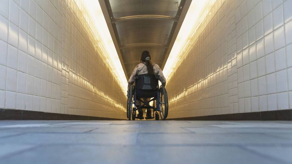 Una mujer en silla de ruedas intenta usar el ascensor del Metro y no puede creer lo que ocurre: Buen viaje
