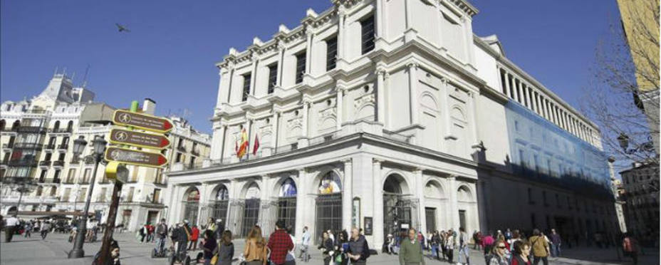 Varias personas pasean ante la fachada del Teatro Real de la Plaza de Oriente de Madrid. EFE