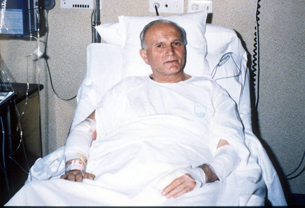 El día que Juan Pablo II perdonó al hombre que le intentó matar ...