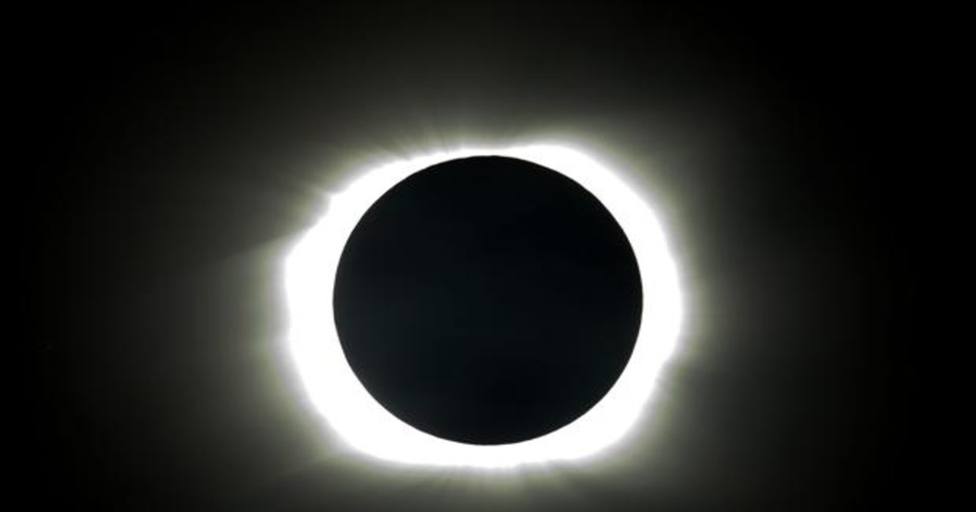 Cómo ver el último eclipse del año que va a provocar casi dos minutos de oscuridad