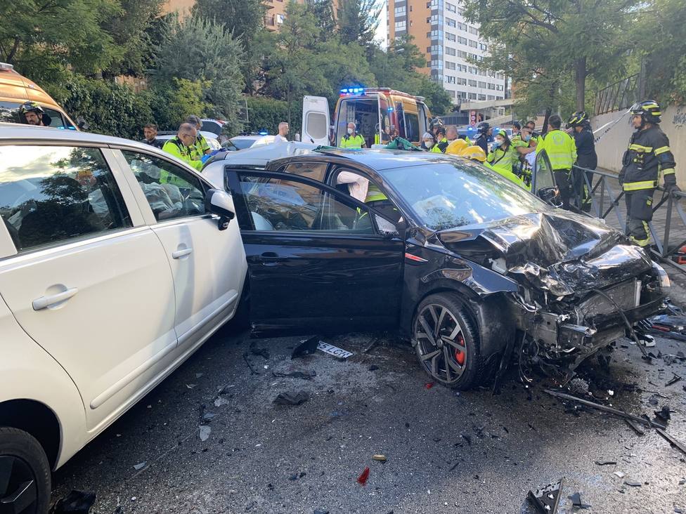 Muere un joven de 25 años y tres personas son hospitalizadas tras un accidente múltiple en Madrid