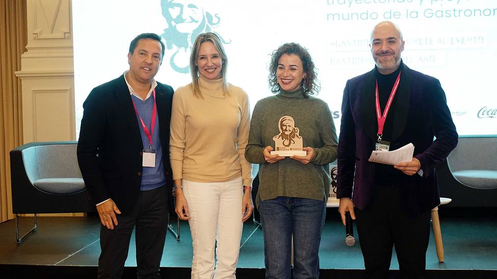 Fernández-Tapias felicita aos gañadores dos primeiros premios Gastro Movida Summit: os Estrella Michelin Rafa Centeno e Alberto Prelcic, o sumiller Juanjo Treus, Vigo Gastronómico e Artesa
