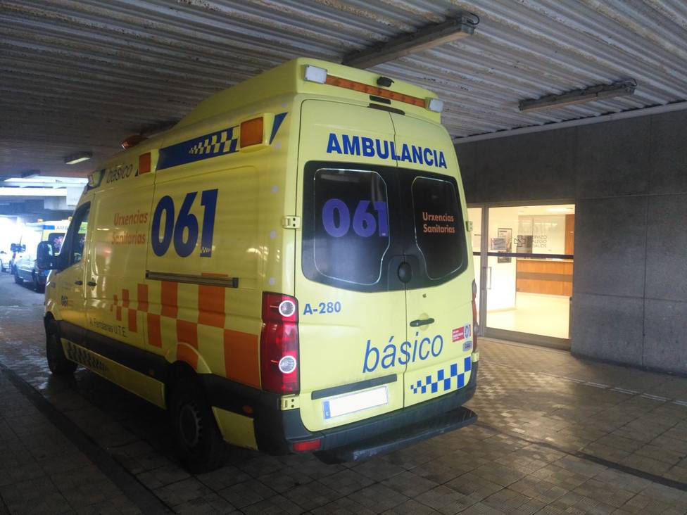 Una ambulancia del 061 llega a la unidad de Urgencias, en el HULA