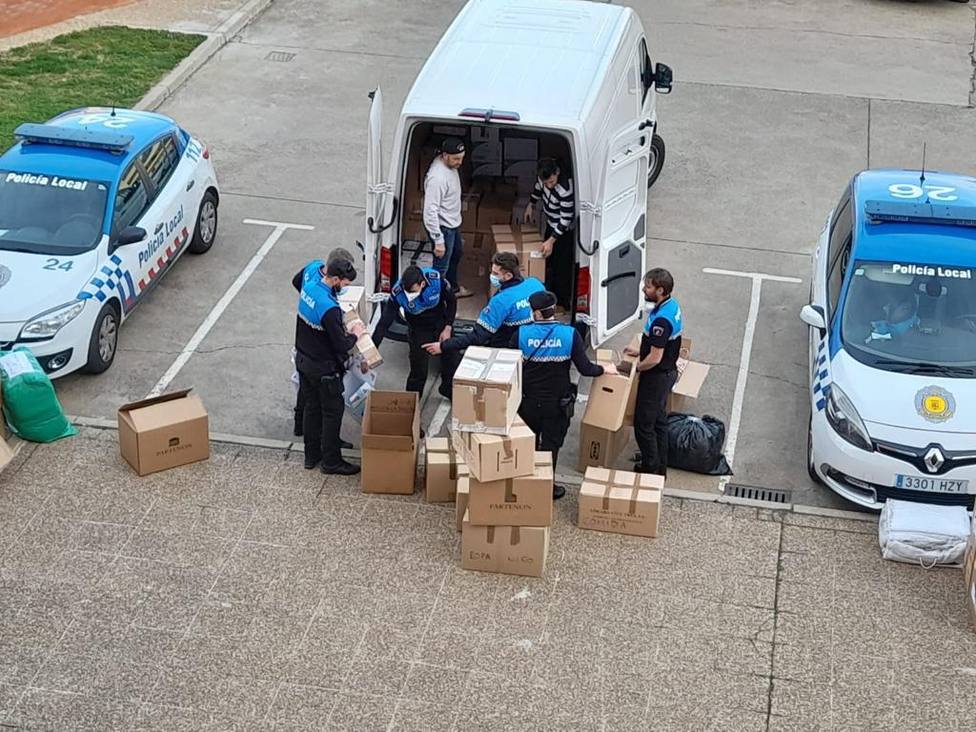 Traslado de ayuda humanitaria para Ucrania recogida por la Policía local de Palencia