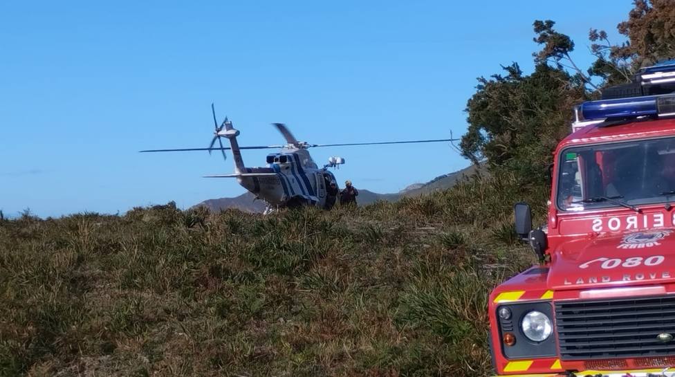El helicóptero Pesca II tras dejar en tierra a los rescatados - FOTO: Protección Civil de Cedeira
