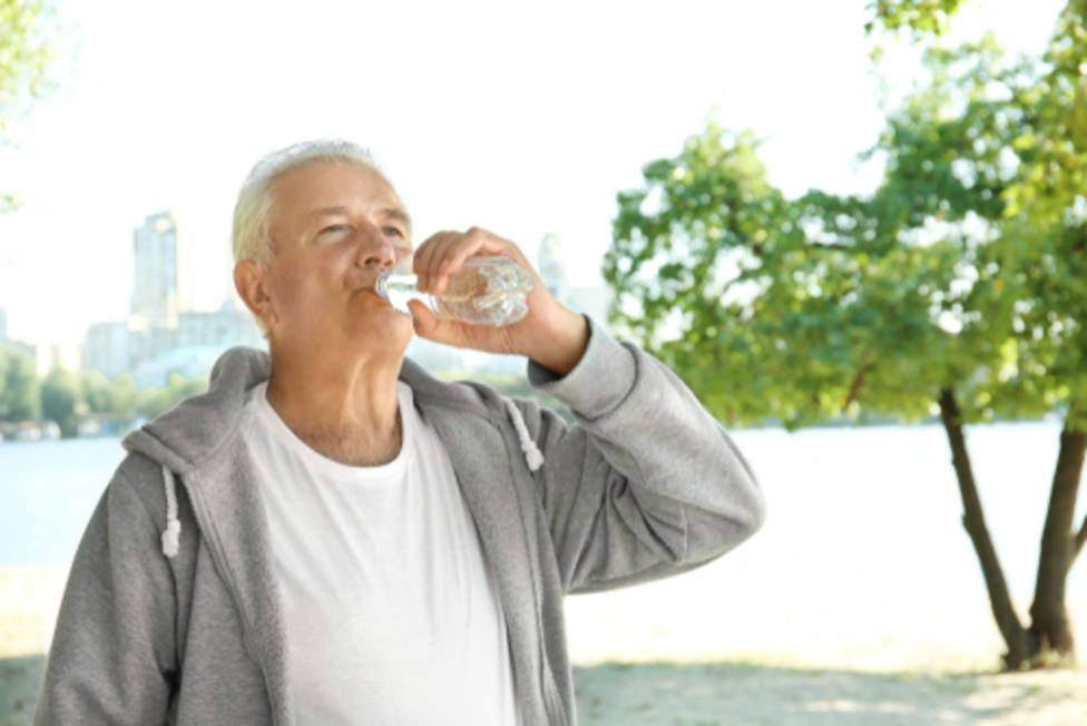 Persona mayor bebiendo agua