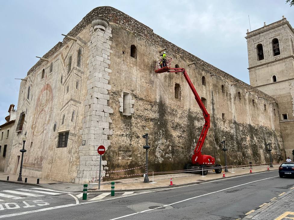 Empieza la restauración de las pinturas de la fachada de la iglesia de - Castellón-Vinaròs -