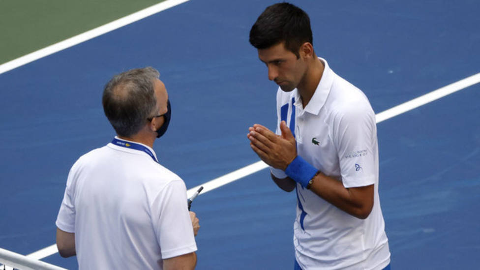 Djokovic se disculpa en redes sociales por su pelotazo a la juez de línea: Me siento triste y vacío