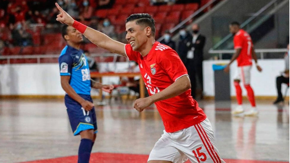 Hossein Tayebi celebra uno de los dos goles que marcó ante el Haladas, en la Ronda Élite de la Champions