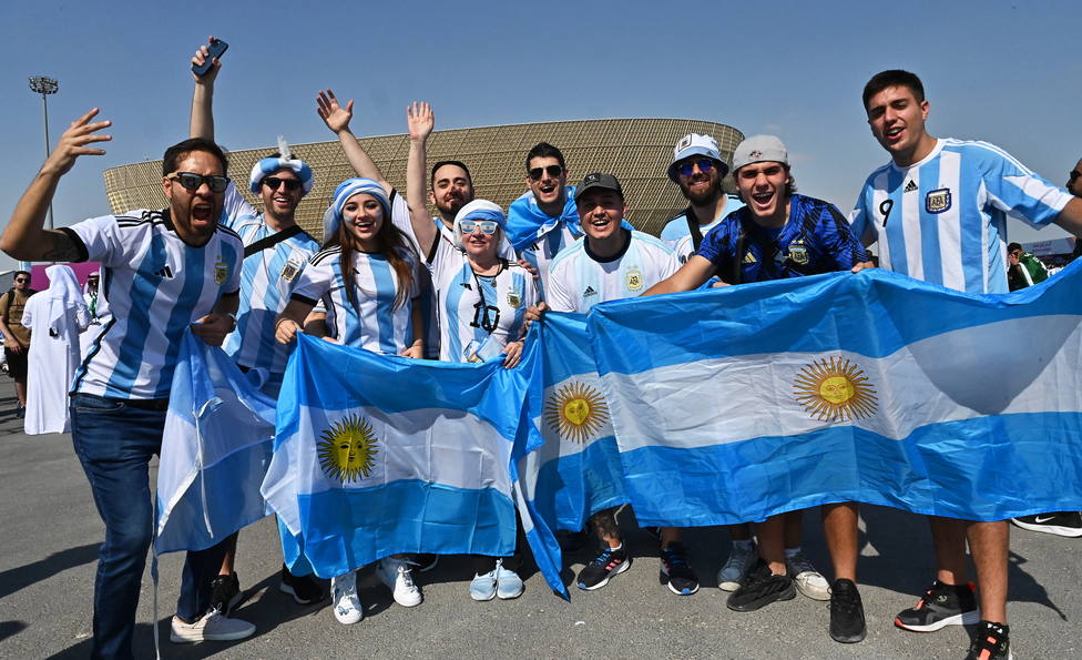 Aficionados argentinos esperan el debut de su selección