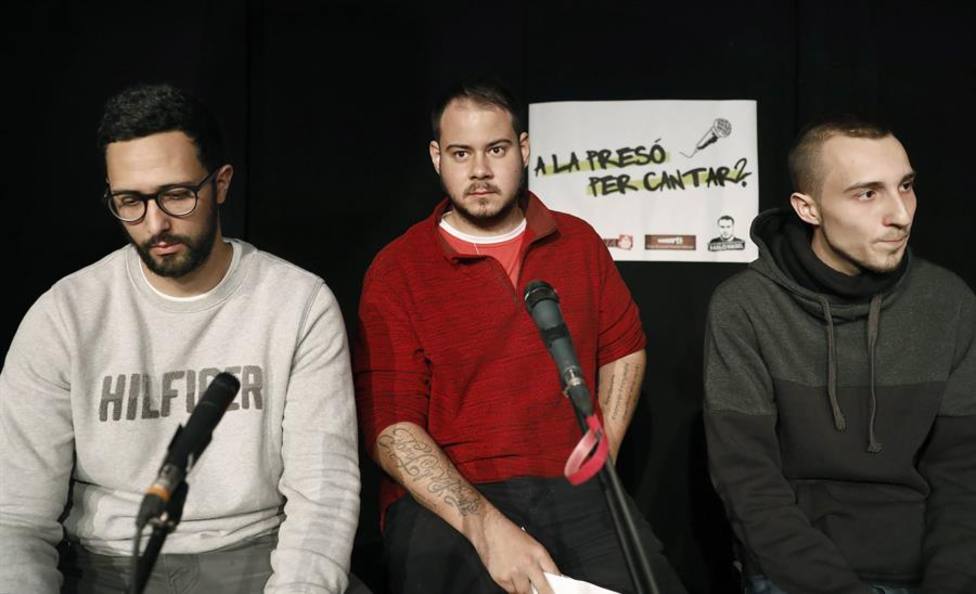 Los raperos Valtonyc (i), Pablo Hasel (c) y Elgio (d), todos ellos en peligro de prisión por los procesos jud