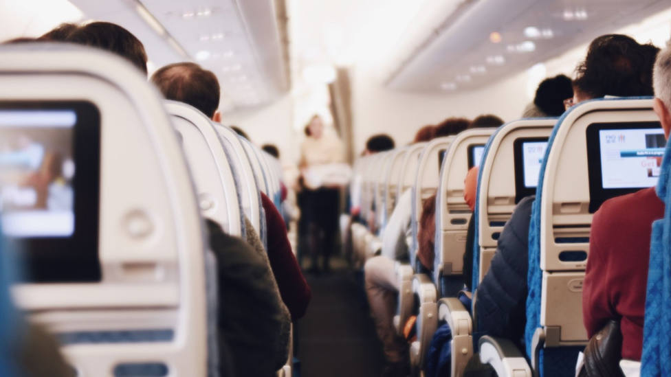 El motivo por el que al viajar en avión se hinchan las piernas: así puedes evitarlo