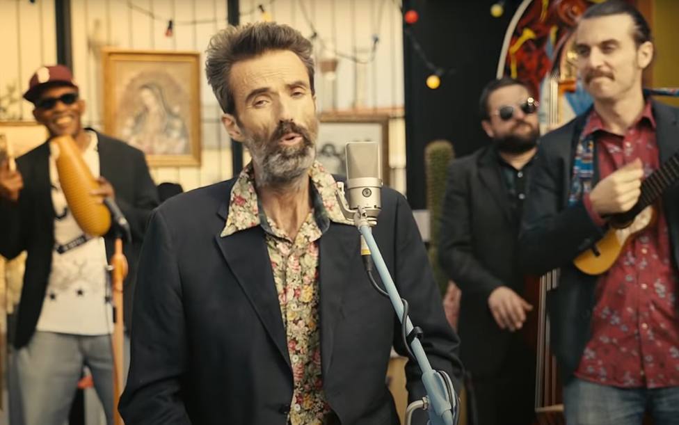 Quien Hamburguesa Previsión La impactante imagen de Pau Donés en su nuevo videoclip: "Eso que tú me  das" - Vivir - COPE