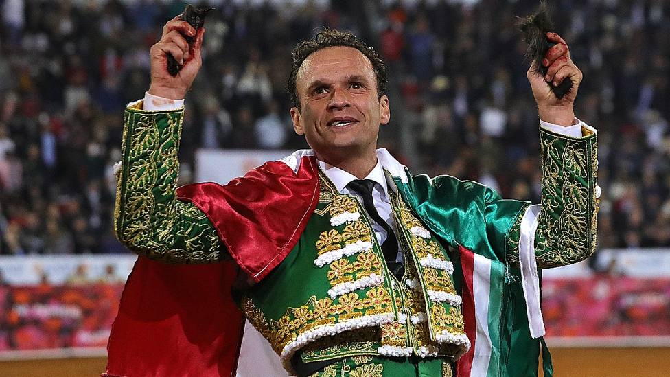Antonio Ferrera celebrando un triunfo con la bandera de México en la espalda