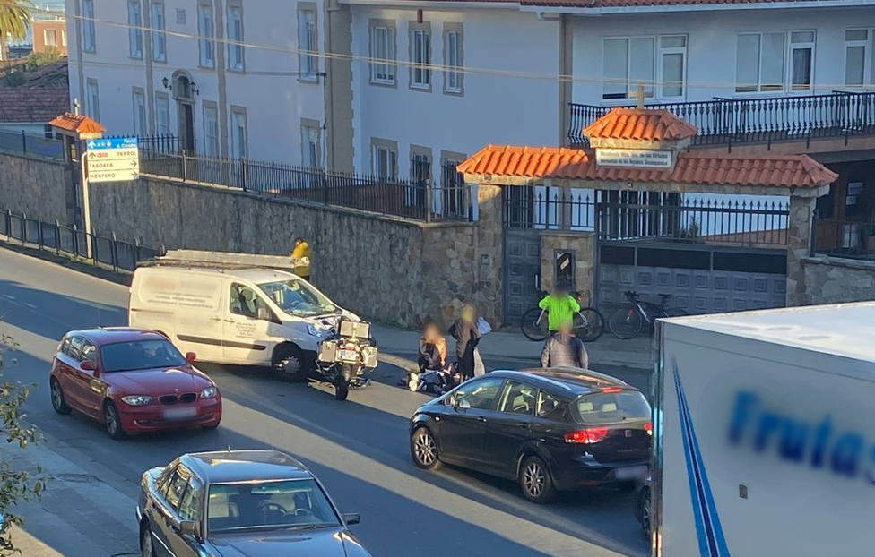 La colisión se produjo ante la Residencia de Mayores Nuestra Señora de As Virtudes - FOTO: Tráfico Ferrolterra
