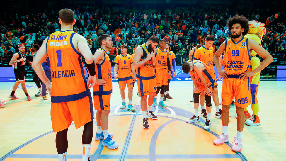 Los jugadores del Valencia Basket, abatidos tras perder la semifinal de la Eurocup. EFE