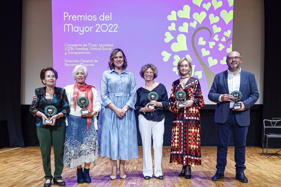 La vicepresidenta y consejera de Mujer, Igualdad, LGTBI, Familias, PolÃ­tica Social y Transparencia, Isabel Franco, junto a los galardonados en los Premios Mayores RegiÃ³n de Murcia