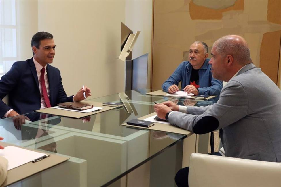 Pedro Sánchez conversa con los secretarios generales, de UGT, Pepe Álvarez , y de CCOO, Unai Sordo