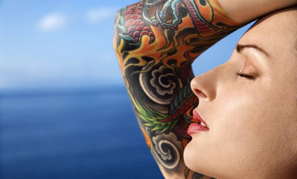 ¿Por qué es peligroso hacerse tatuajes en verano?
