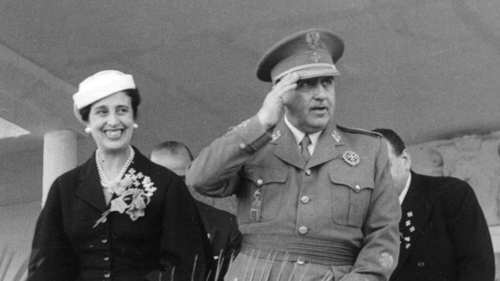 El lado influyente de Carmen Polo: su sueldo tras la muerte de Franco y su  papel en la elección de Juan Carlos - Historia - COPE
