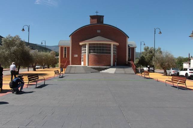 Inauguradas las obras de la plaza de la iglesia de Jesús Redentor, en el  barrio de Villagloria, en Flores - Y además - COPE