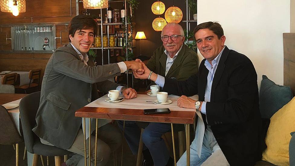 Álvaro Lorenzo junto a sus nuevos apoderados, Pedro Rodríguez Tamayo y Santiago Ellauri