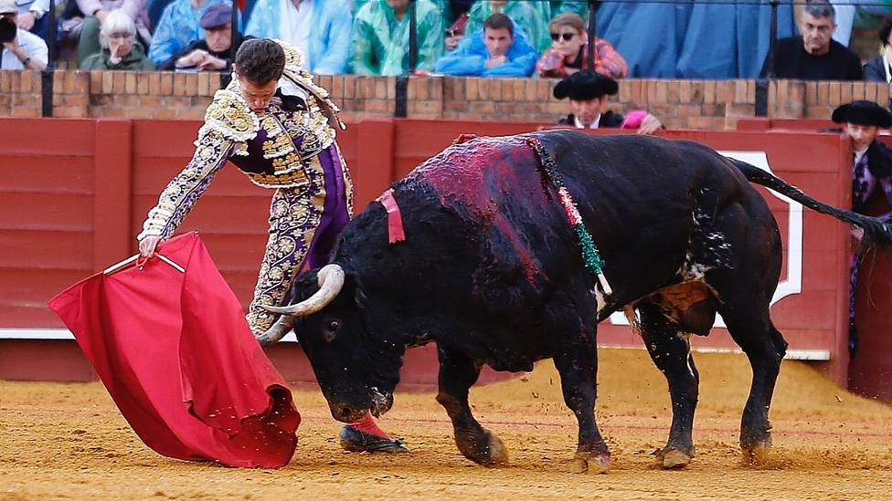 Ginés Marín durante la faena al sexto toro de Parladé este martes en la Maestranza