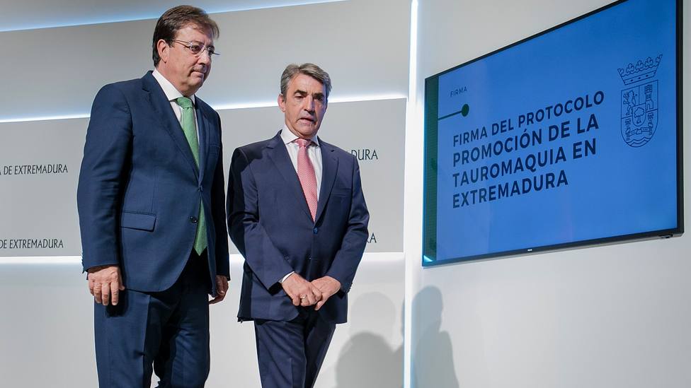 Guillermo Fernández Vara, presidente de Extremadura, junto a Victorino Martín, presidente de la FTL