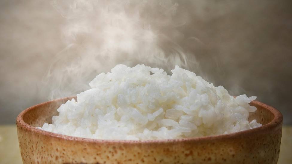 El truco infalible para que el arroz no se te pegue en la olla: la clave está en el agua