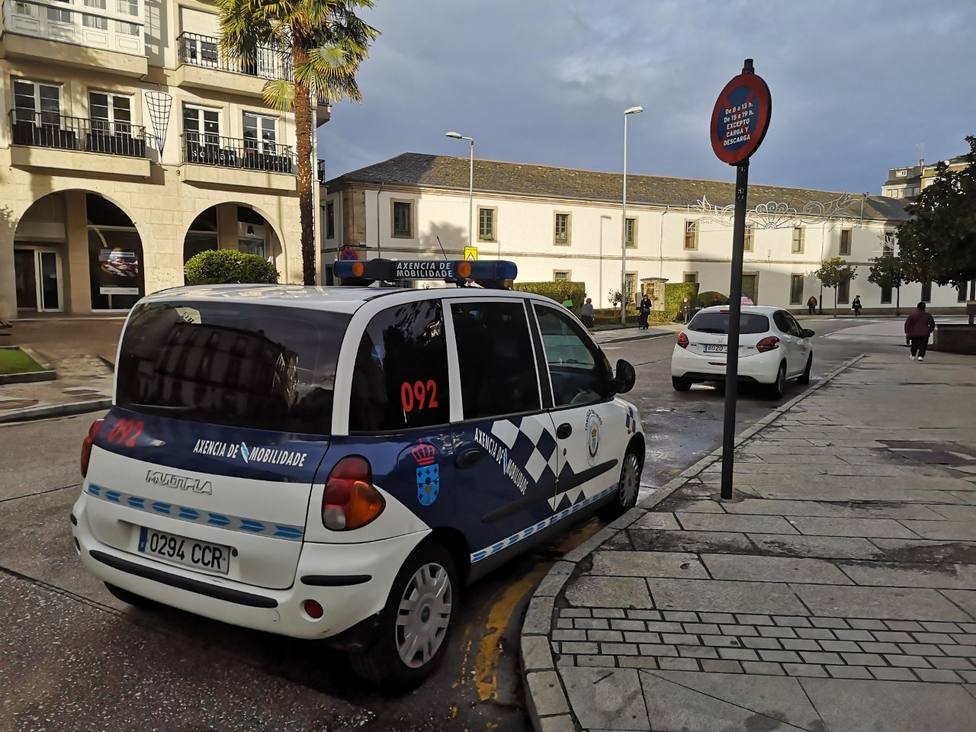 Una patrulla de la Policía Local en la Praza do Ferrol