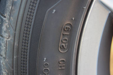 La fecha de fabricación del neumático es la que va dentro de un círculo