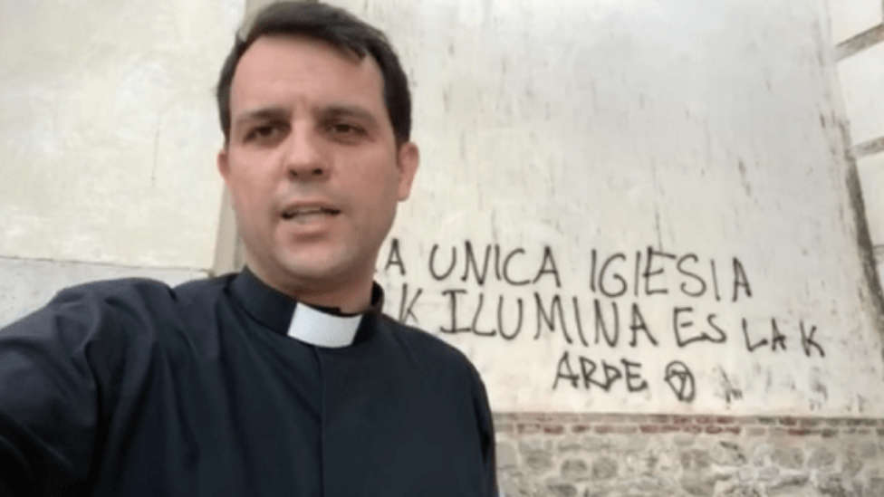 Un sacerdote desvela el sorprendente origen de las amenazantes pintadas  aparecidas en su parroquia - Semana Santa en Sevilla - COPE