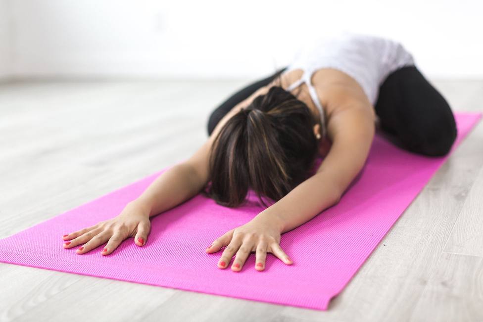 Gorrión Adulto Monje Cinco posturas de yoga que te ayudarán a aliviar tu dolor de espalda -  Vivir - COPE
