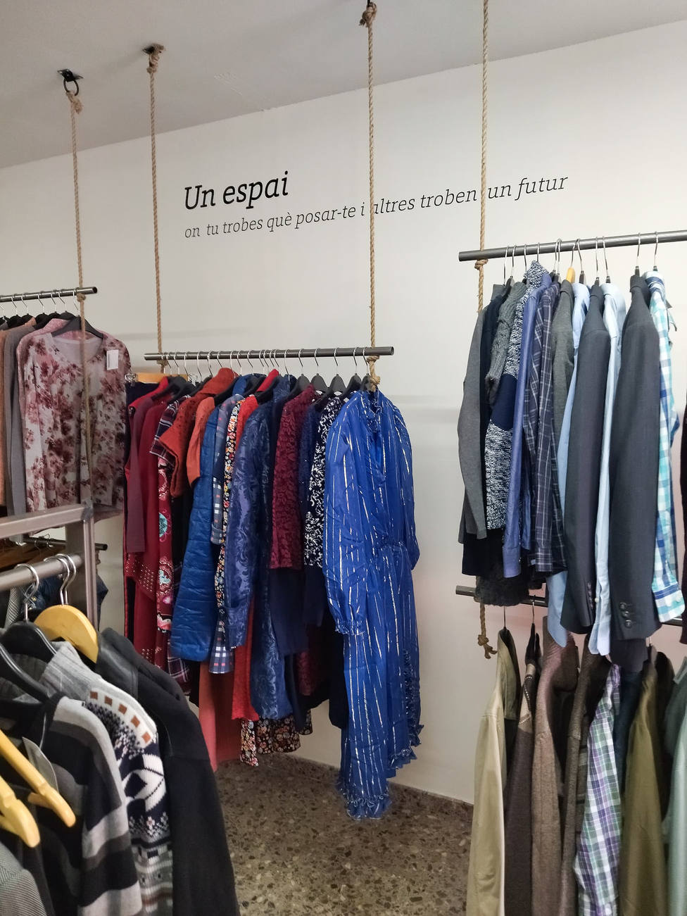 Cáritas impulsa amb Cor" para la venta de ropa usada y de calidad - Castellón - COPE