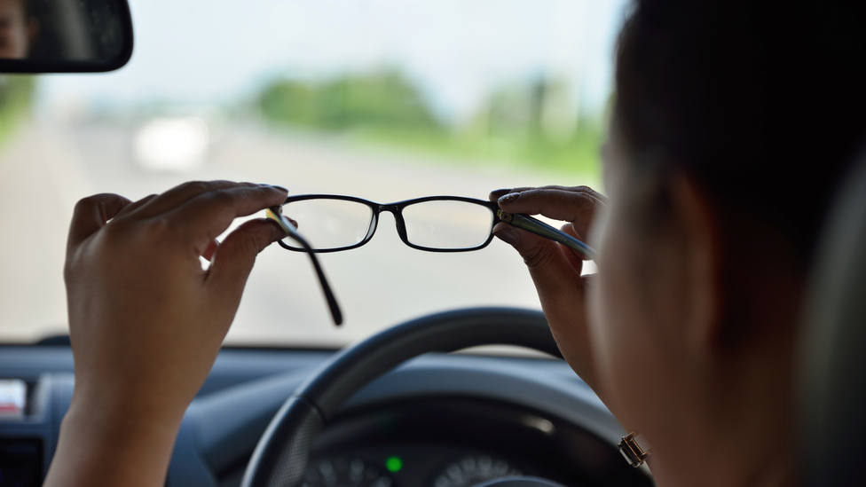 La nueva norma de la DGT que afectará a los que llevan gafas o lentillas con multas de carácter grave