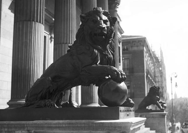 La increíble historia detrás de los leones del Congreso: rediseños,  deformaciones y un homenaje bélico - Historia - COPE