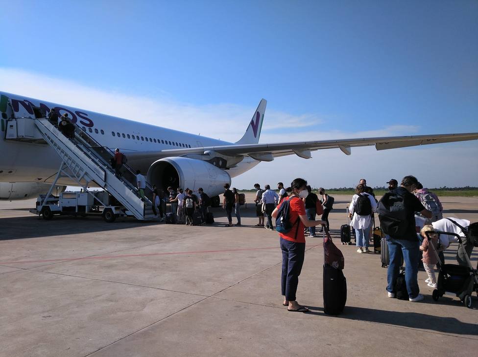 El avión con los españoles atrapados en Mozambique por la variante ómicron despega hacia España