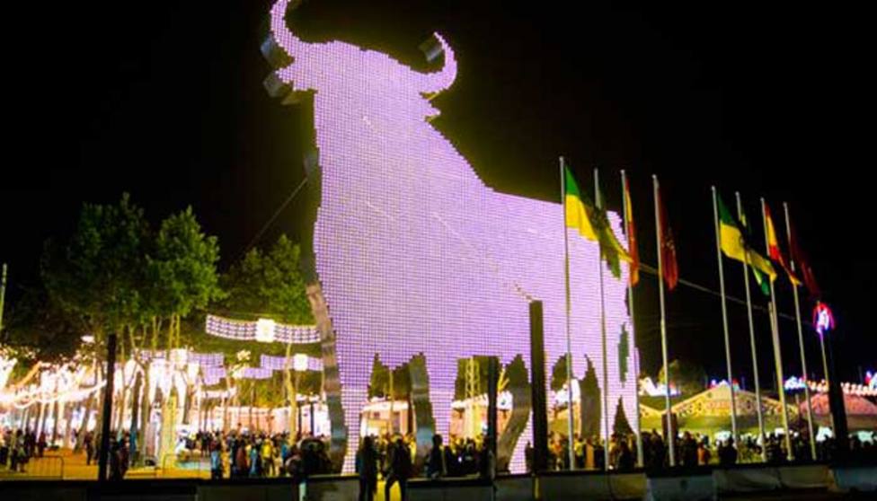 El famoso Toro de Osborne, preside la portada de la Feria de Primavera de El Puerto de Santa María (Cádiz)