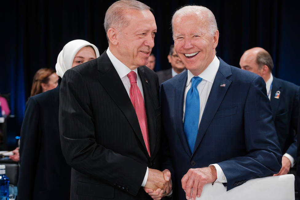 Biden se reúne en Madrid con Erdogan para felicitarle por la retirada del veto a Suecia y Finlandia
