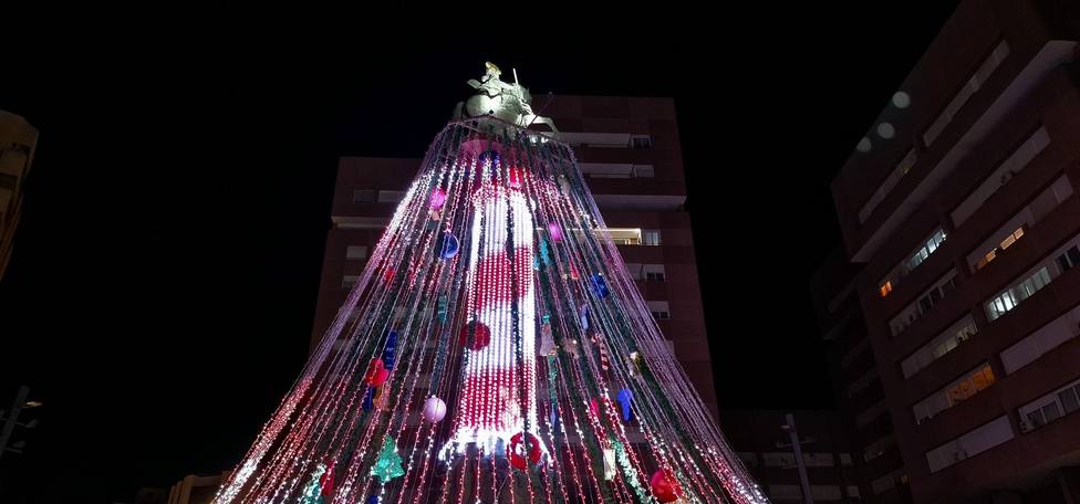 Más de 12.000 personas asistieron en Lorca al encendido del árbol de 25 metros de altura