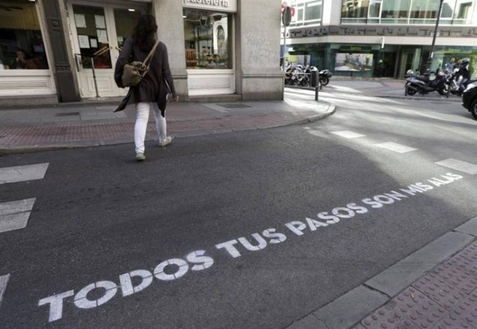 Se buscan poetas para dejar huella en los pasos de peatones - Villalba -  COPE