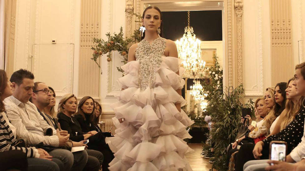 La diseñadora Juana deslumbra París con blancos, lilas y metalizados y mucho aroma a naranjo - COPE Cool - COPE