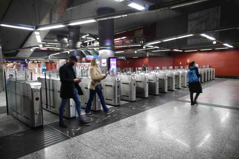 Metro de Madrid avisa del peligro de un gesto que realizas a diario: No es un juego